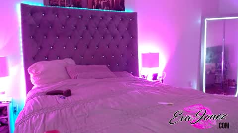 Snapshot of evajonez chatting on October 21, 7:42 am Eva online show from October 21, 7:42 am