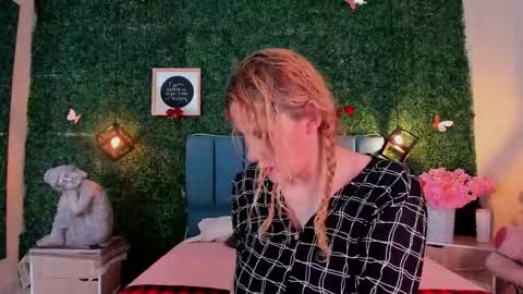 Snapshot of evangelyne_rose chatting on March 12, 7:20 pm Evangelyne online show from March 12, 7:20 pm
