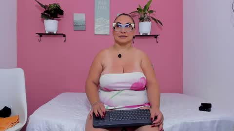 evapalmer_1 online show from September 24, 8:39 am