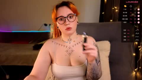 Snapshot of evaredmooon chatting on November 27, 9:00 am Moon online show from November 27, 9:00 am