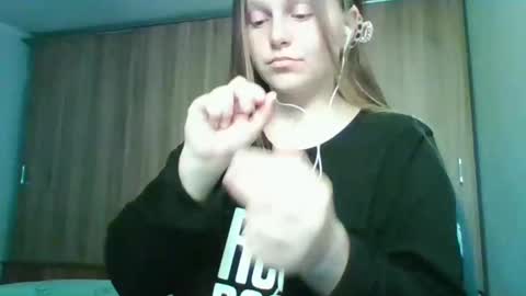 evasapples2026 online show from April 1, 8:50 pm