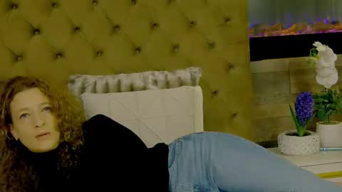 Snapshot of evehamilton chatting on February 26, 8:30 pm EveHamilton online show from February 26, 8:30 pm