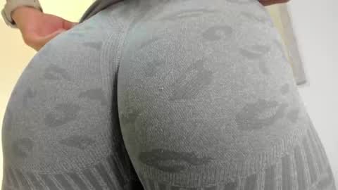 Snapshot of evelin_leroy chatting on November 12, 12:05 pm BELLA online show from November 12, 12:05 pm