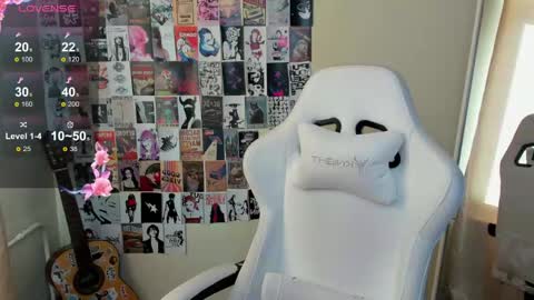 Snapshot of evelinalu chatting on June 6, 1:21 am Evelina online show from June 6, 1:21 am
