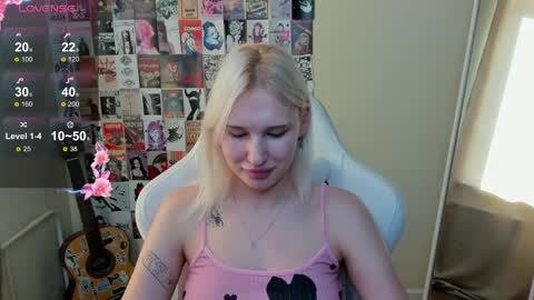 Snapshot of evelinalu chatting on June 9, 1:17 am Evelina online show from June 9, 1:17 am