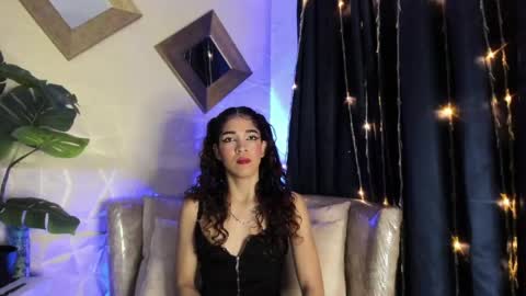 Snapshot of evelyn__rose1 chatting on April 6, 1:36 am evelyn__rose1 online show from April 6, 1:36 am