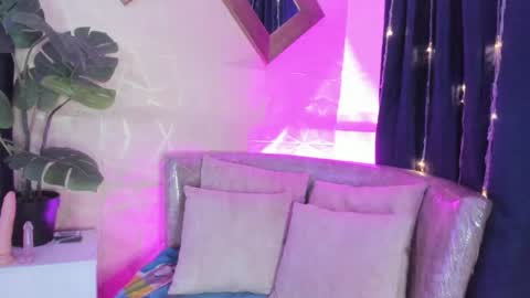 Snapshot of evelyn__rose1 chatting on April 10, 5:23 am evelyn__rose1 online show from April 10, 5:23 am