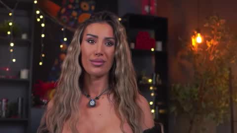 Evelyn online show from March 15, 7:20 pm