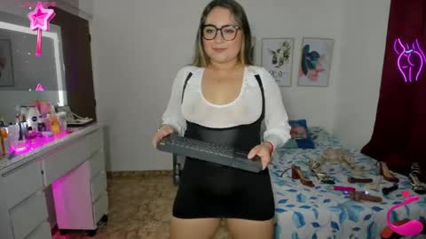 Snapshot of evelyn_squirts chatting on June 1, 10:44 pm Evelyn online show from June 1, 10:44 pm
