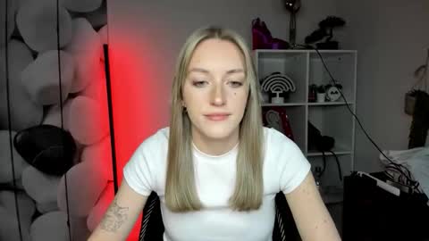 evelynblond online show from January 19, 1:37 pm