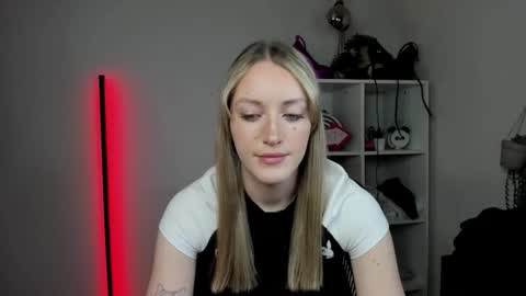 evelynblond online show from April 7, 12:27 pm