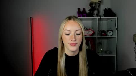 Snapshot of evelynblond chatting on June 23, 10:24 am evelynblond online show from June 23, 10:24 am