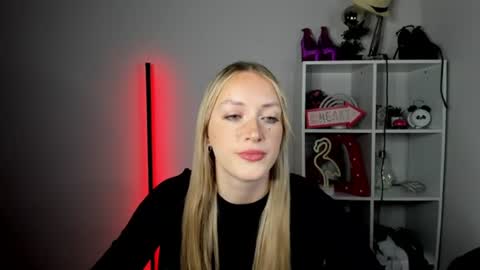 Snapshot of evelynblond chatting on June 25, 10:20 am evelynblond online show from June 25, 10:20 am