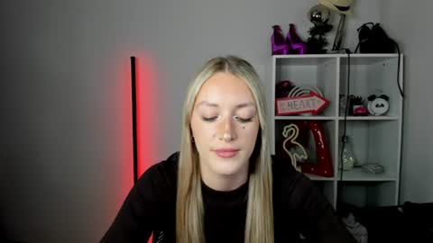 Snapshot of evelynblond chatting on June 26, 12:53 pm evelynblond online show from June 26, 12:53 pm