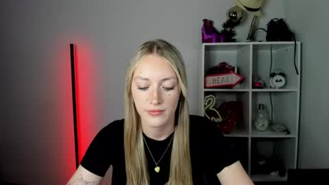 Snapshot of evelynblond chatting on June 30, 12:39 pm evelynblond online show from June 30, 12:39 pm