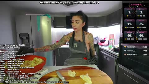 Snapshot of evelyne92 chatting on December 24, 3:49 am Evelyne online show from December 24, 3:49 am