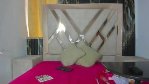 EvelynMoore   online show from January 8, 7:05 pm