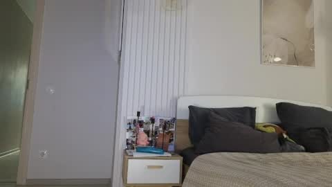 evi_woow online show from April 13, 9:31 pm