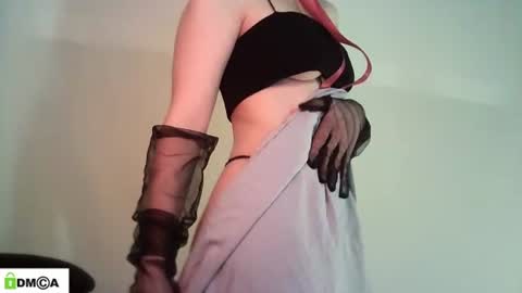 Snapshot of evie_muna chatting on June 16, 3:31 am Renesme White Im here from Monday to Friday online show from June 16, 3:31 am