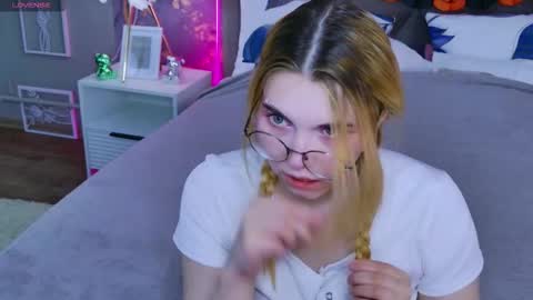 Snapshot of evie_val chatting on November 2, 3:14 pm evie_val online show from November 2, 3:14 pm