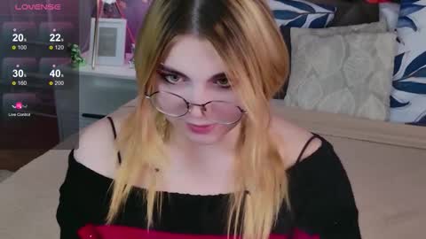 Snapshot of evie_val chatting on November 7, 3:23 pm evie_val online show from November 7, 3:23 pm