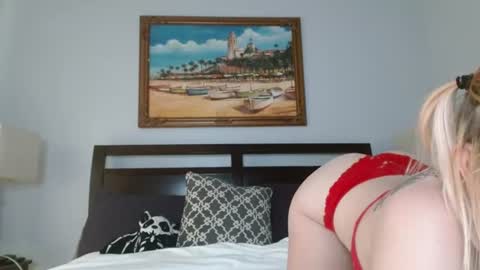 Snapshot of evieeashee chatting on August 6, 12:34 am evieeashee online show from August 6, 12:34 am
