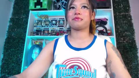 Snapshot of evybubbles_ chatting on May 23, 11:20 pm Im Evy online show from May 23, 11:20 pm