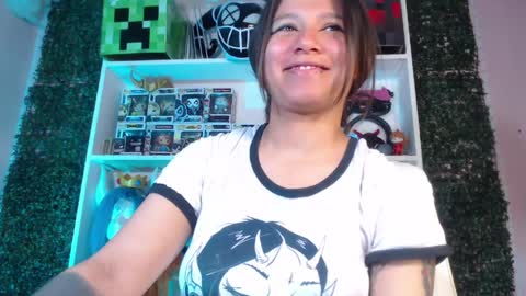 Snapshot of evybubbles_ chatting on May 24, 1:49 pm Im Evy online show from May 24, 1:49 pm