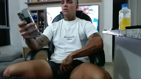 Snapshot of exotic_dude chatting on June 1, 12:45 am camilo online show from June 1, 12:45 am