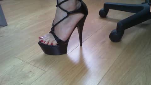 Snapshot of exquisite_elise chatting on October 21, 1:23 pm Elise online show from October 21, 1:23 pm