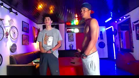 Snapshot of extrangers chatting on February 1, 1:20 pm extrangers online show from February 1, 1:20 pm