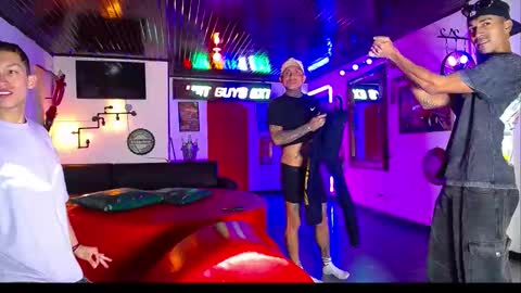 Snapshot of extrangers chatting on February 22, 12:15 pm extrangers online show from February 22, 12:15 pm