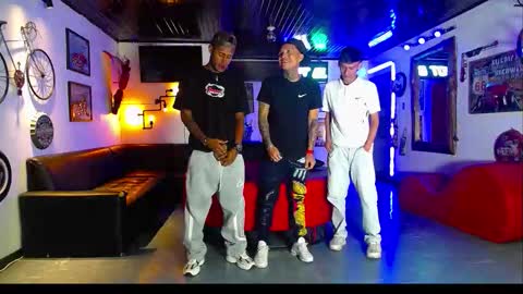 Snapshot of extrangers chatting on February 28, 12:39 pm extrangers online show from February 28, 12:39 pm