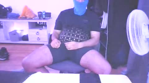 Snapshot of ezzteban935 chatting on April 11, 1:32 am ezzteban935 online show from April 11, 1:32 am