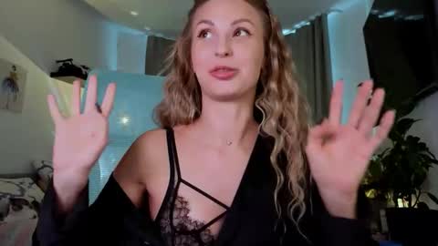 Snapshot of f1oraa chatting on November 16, 11:27 am if you dont have fansly account yet use this link to registration online show from November 16, 11:27 am