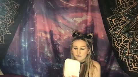 Snapshot of faexoxoxo chatting on December 7, 4:36 pm Fae online show from December 7, 4:36 pm