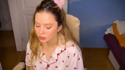 Snapshot of fairyilona chatting on September 19, 6:59 am Ilona online show from September 19, 6:59 am