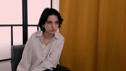 Mia online show from December 1, 4:29 pm