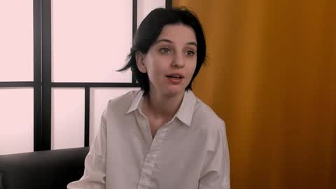 Mia online show from December 2, 7:25 am