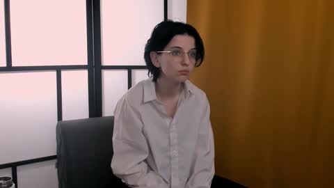 Mia online show from December 2, 1:35 pm