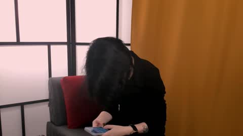 Mia online show from December 3, 7:21 am