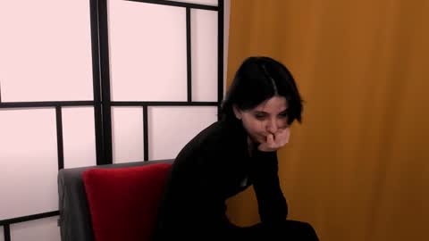 Mia online show from December 3, 1:32 pm