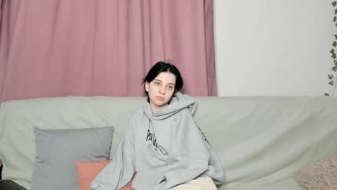 Mia online show from December 6, 7:32 am