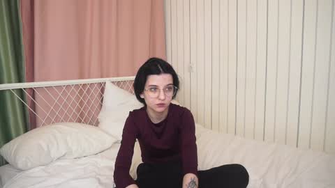 Mia online show from December 9, 7:50 am