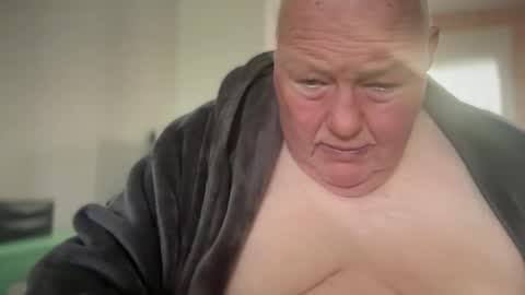 Snapshot of fatslutcutey chatting on December 3, 10:39 am fatslutcutey online show from December 3, 10:39 am