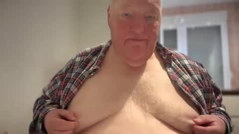 Snapshot of fatslutcutey chatting on December 25, 12:05 am fatslutcutey online show from December 25, 12:05 am