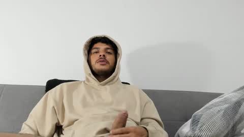 Snapshot of favid95 chatting on December 16, 12:48 am favid95 online show from December 16, 12:48 am