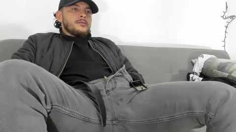 Snapshot of favid95 chatting on February 8, 3:08 am favid95 online show from February 8, 3:08 am