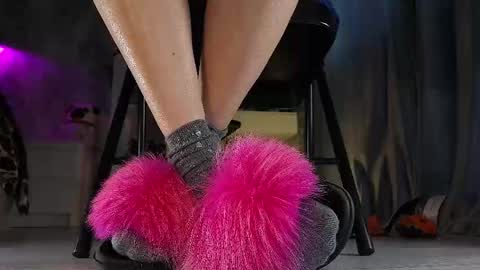 Snapshot of feet_heelss chatting on February 4, 10:10 am Kris online show from February 4, 10:10 am