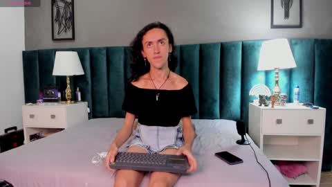 Snapshot of fenix_karoll chatting on January 4, 4:11 pm Karol online show from January 4, 4:11 pm